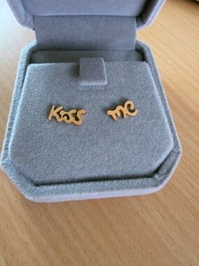 Travel Treasures Rose gold tone stud earrings.